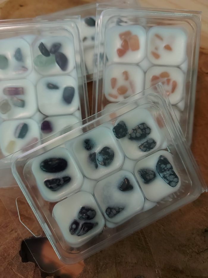 soyavoks stykker med krystaller